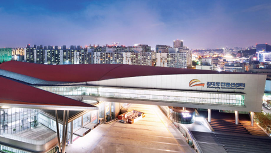 Kimdaejung Convention Center is located in the specially designed MICE Park, which is equipped with conference facilities, luxury hotels, restaurants, parks, transportation infrastructure and tourist sites.