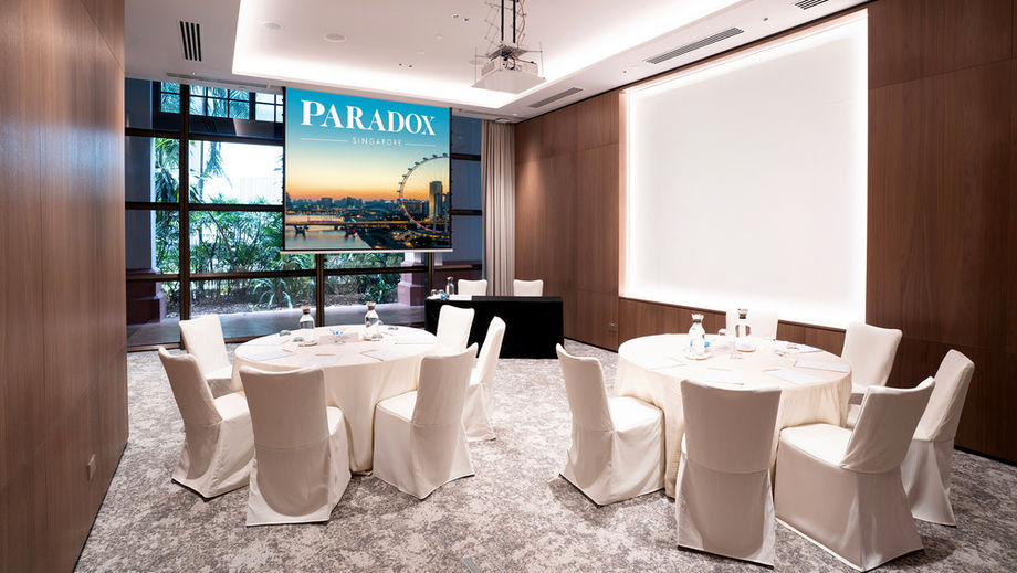 Paradox Singapore’s meeting rooms are equipped with high-lumen projection systems and intuitive IdeaHub smart boards, ideal for collaborative brainstorming or strategy sessions.