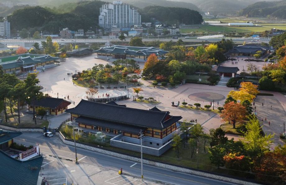 Meetings can be held at Ojukheon House & Municipal Museum, which features authentic Korean traditions and architecture.
