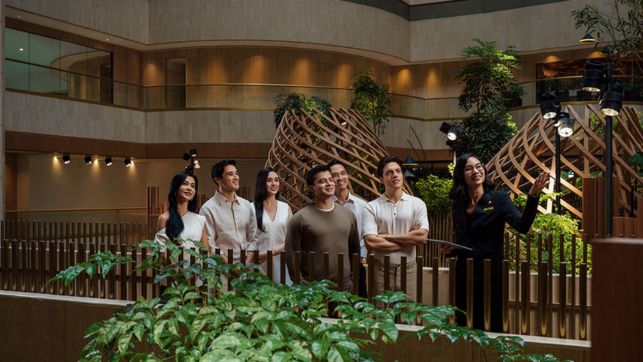 PARKROYAL COLLECTION Marina Bay, Singapore makes it easy to for planners to incorporate bespoke experiences into any event. Pictured, a hotel tour invites participants to explore exemplary sustainable design and innovation.