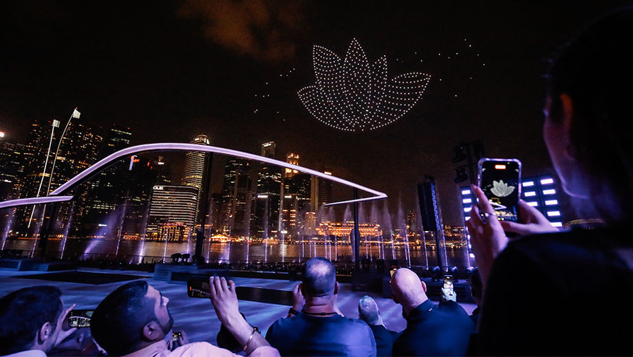 The reveal of Porsche’s first electric sport utility vehicle, the Macan, featured a stunning drone display and energetic light and water performances set against the iconic Marina Bay skyline.