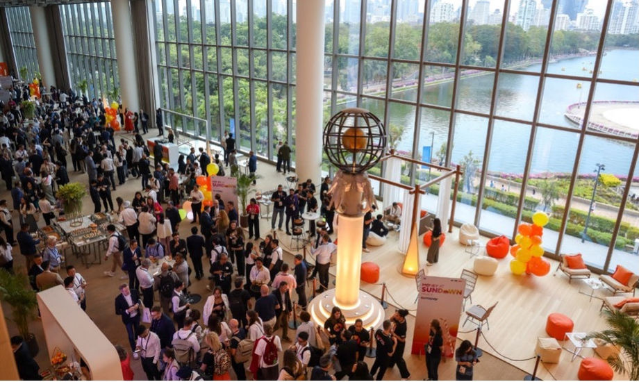 Money 20/20 Asia leveraged QSNCC’s spacious foyer for networking events, offering attendees scenic views of Benjakitti Park.