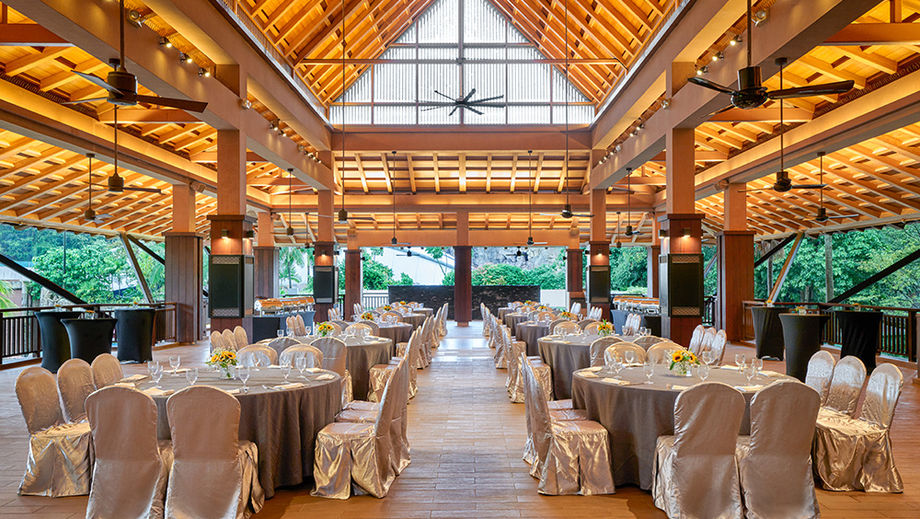 With its abundance of natural light and surrounded by greenery, the Bay Restaurant at the Adventure Cove Waterpark is suitable for intimate corporate events.
