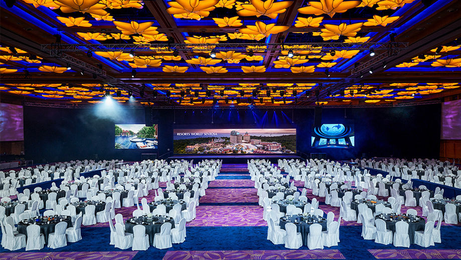 With a soaring 11-metre ceiling and 6,000 square metres of unobstructed space, the Resorts World Ballroom stands as the largest column-free ballroom in the region.