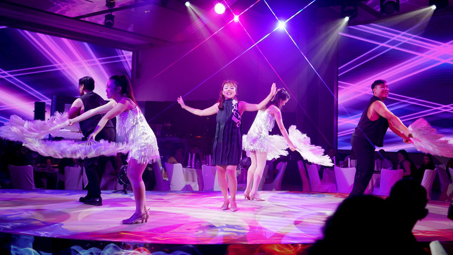 Staged at Paradox Singapore, Fried Rice Paradise – The Makan Party presented an interactive dinner theatre experience that wowed audiences with its creative staging and engaging culinary elements weaved into the storyline.