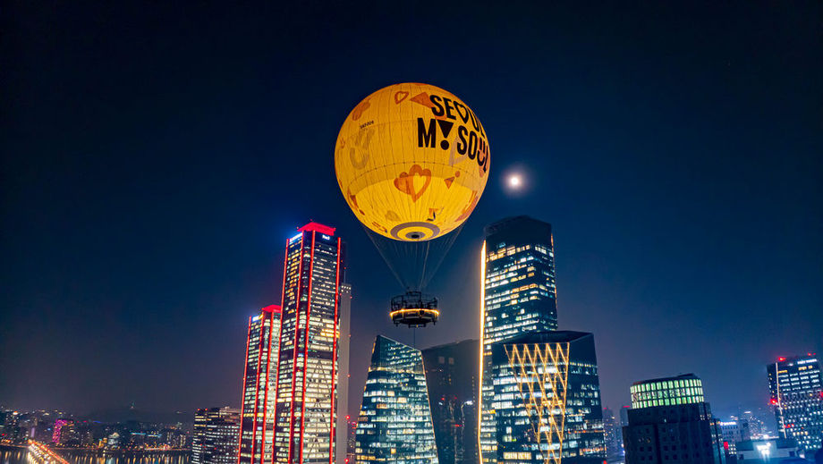 Soak up the dynamic energy while enjoying world-class infrastructure. Pictured, a tethered helium balloon overlooks Yeouido in Seoul.