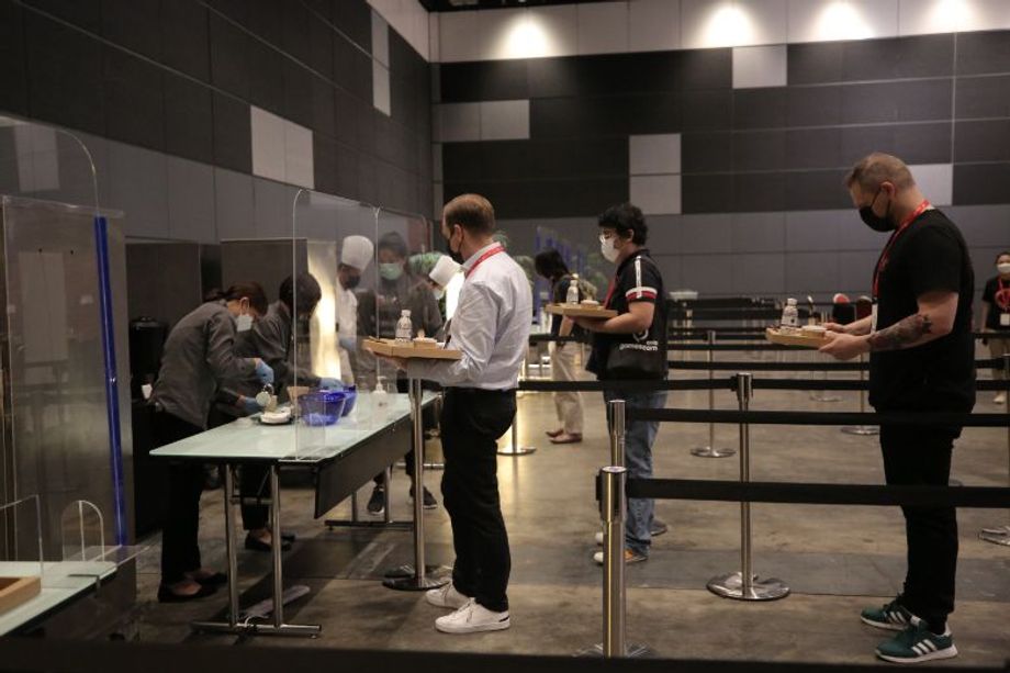 Meals were collected from stations fitted with plexiglass and groups of five are permitted to dine together within the event venue with 1m safe distancing, in line with current SMMs for MICE events.