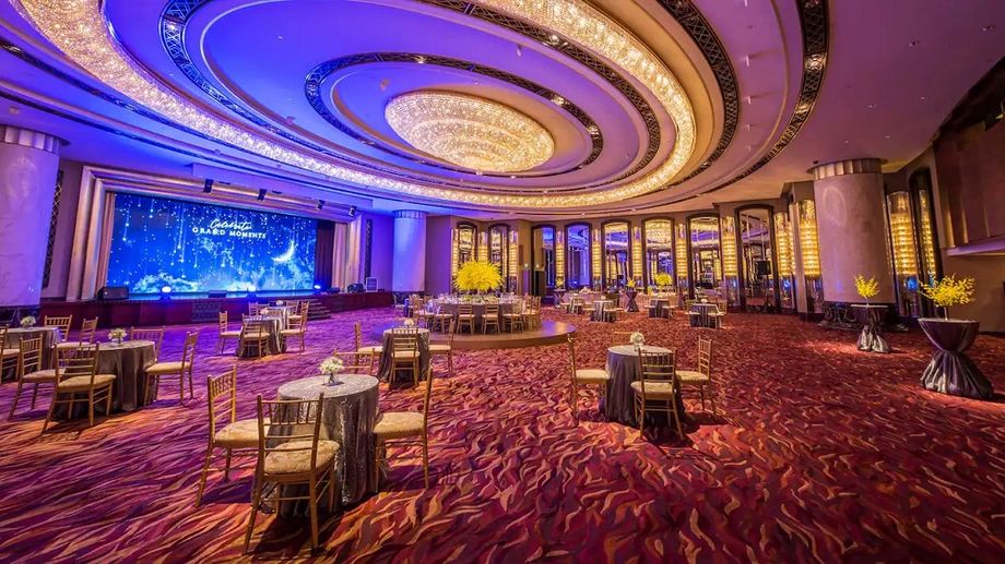 Grand Hyatt Hong Kong offers 21 versatile event venues, including the expansive Grand Ballroom with sliding doors for larger events, complemented by a luxurious ambiance and private foyer options.