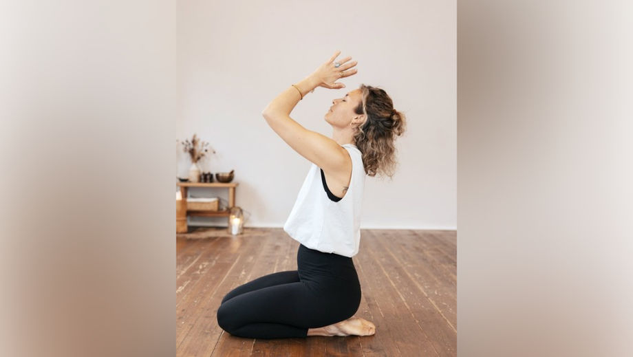 According to Eleonora Lombriser, a breathwork facilitator for events, chronic stress in business settings hinders collaboration but short, guided breathing sessions can restore calm, focus, and connection.