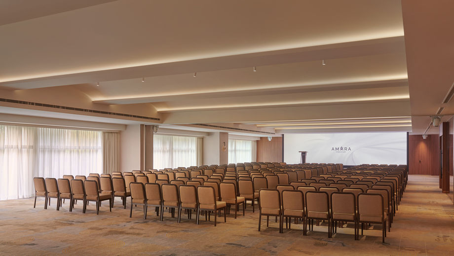 The column-free Grand Ballroom accommodates up to 500 pax and boasts a 7.6m-long LED video wall.