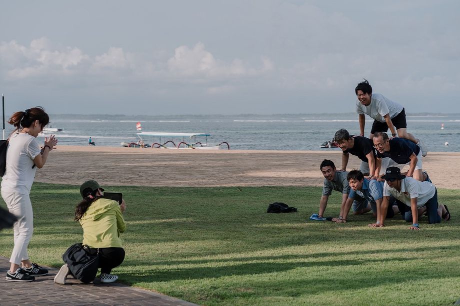 Teambuilding activities such as tic-tac-toe obstacle course and hula-hoop relay are popular among groups.