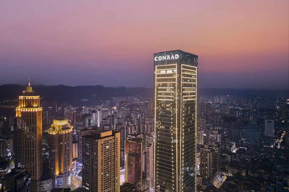 Located in the Jiafa Cross-Border Trade Center, Conrad Chongqing provides a stunning view of Chongqing city.