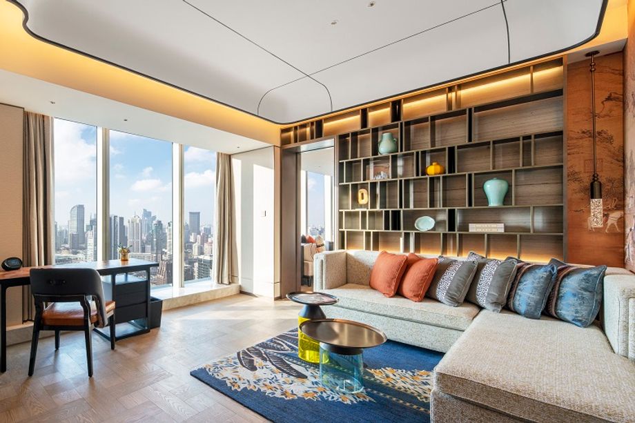 Conrad Shanghai overlooks iconic attractions, including East Nanjing Road commercial street, the Bund, and Pudong’s iconic skyline.