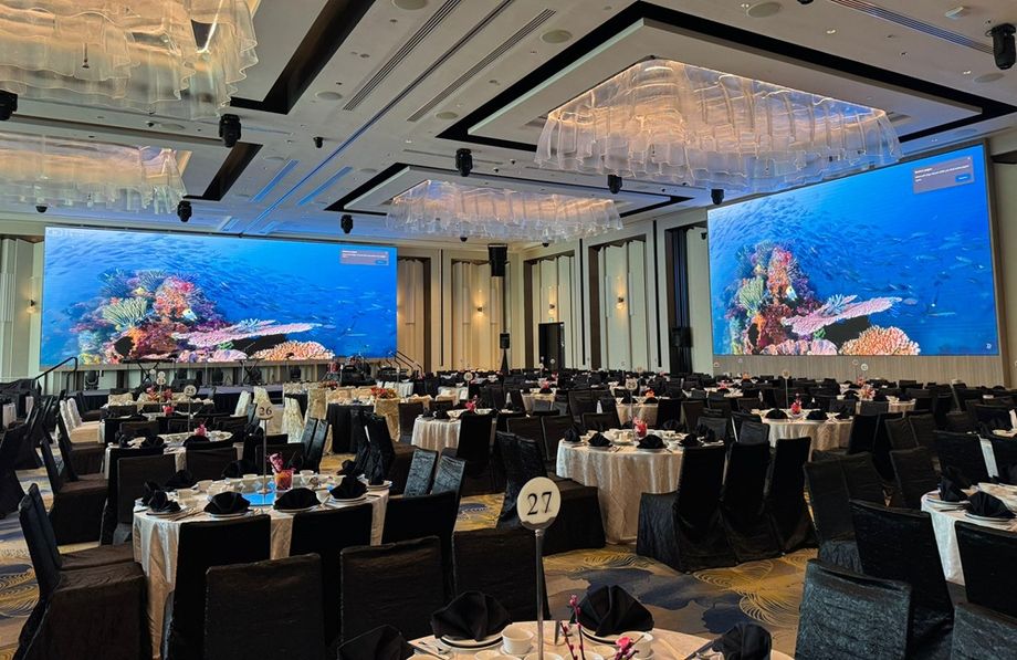 The 850-sqm pillarless Grand Ballroom seats 600 pax for banquets and has two LED screens.
