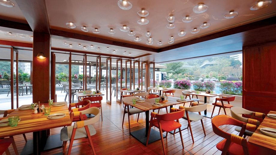 At JW Marriott Hotel Hong Kong, the alfresco Fish Bar and Pool Lounge serve a curated selection of daily fresh catch and sustainable seafood worldwide.