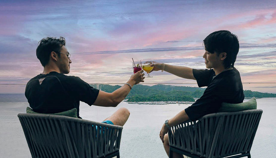 Chilling out on ON23 Sky Bar.