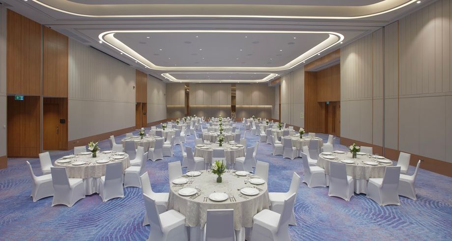 The pillarless Saffron Grand Ballroom can host 180 people for conferences or 370 people in a banquet setup.