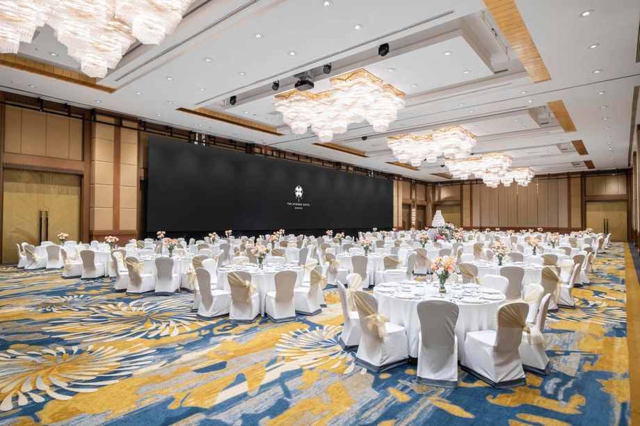 Based on the event size, planners can resize, reposition or split configurations to match agenda formats or concepts.