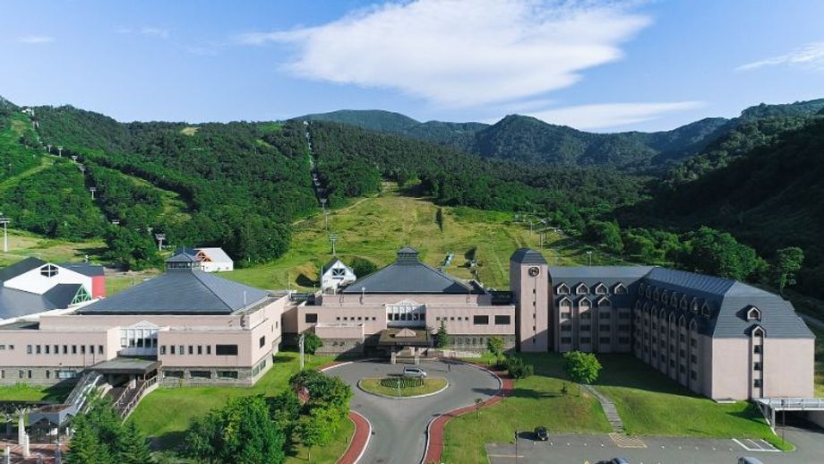 Kiroro offers two hotels within the Marriott portfolio: Sheraton Hokkaido Kiroro Resort (featured here) with 140 guestrooms and suites; and Tribute Portfolio Hotel with 281 guestrooms.