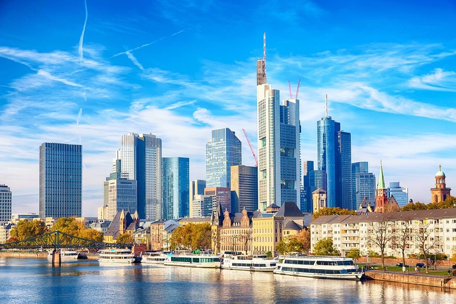 Frankfurt waterfront: the highest proportion of companies expecting operating profit loss in 2023 is in Germany (11%).