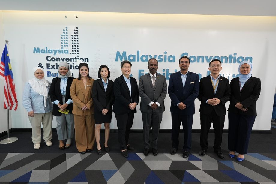 YB V. Sivakumar (centre), together with members of the Malaysia Convention & Exhibition Bureau (MyCEB).