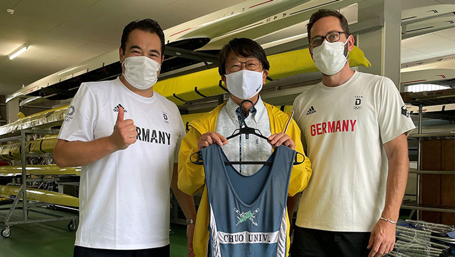In memoriam: Incentive planner and sports travel consultant Yuji Andreas Wendler (left) and former Kinosaki mayor (centre) pays tribute to the late Tatsunori Yuuki with his rowing uniform.
