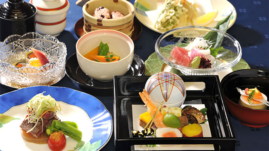 Kobe's Minatogawa Shrine Nanko Hall serves delegates authentic Kaiseki cuisine.