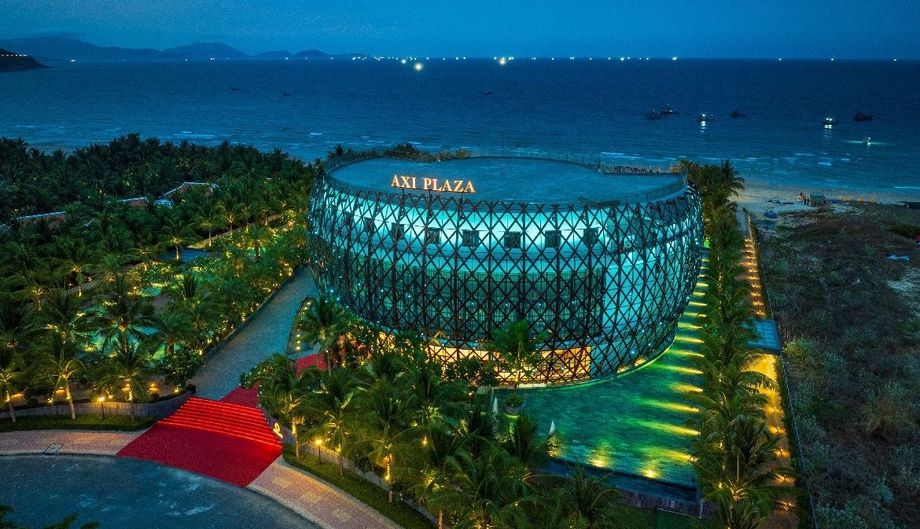 Axi Plaza’s facilities include a vast state-of-the-art conference hall, a 360-degree rooftop venue, a stunning outdoor beachfront event space, and about 10,000sqm dedicated to shopping and dining outlets.