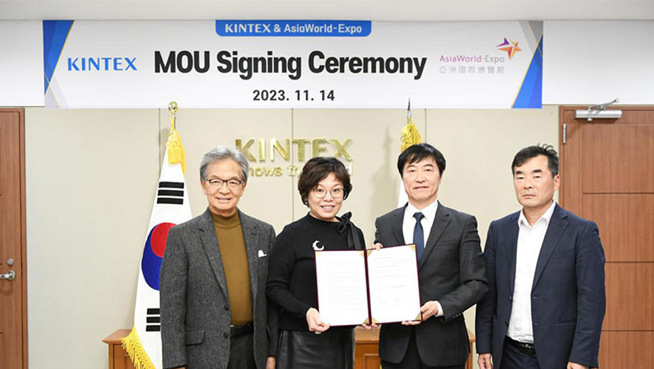 Strong partners: (middle) AWE’s Irene Chan and KINTEX’s Jae Yul Lee.