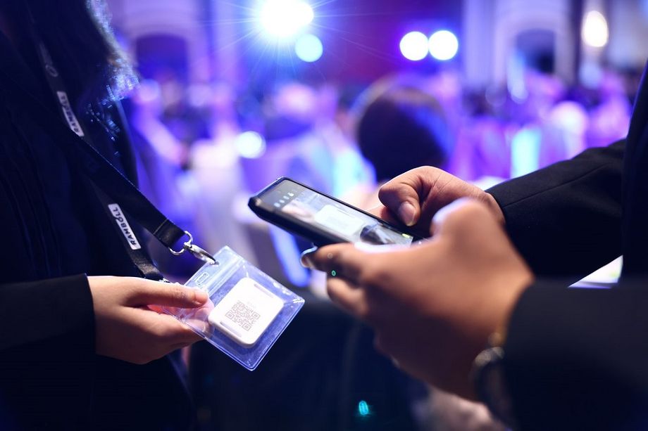 Sustainable solutions with personalised digital business cards.