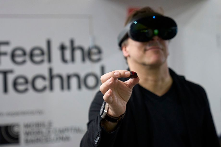 Enriching the experience of tasting bonbons with virtual reality -fruit flavours created by the Roca Brothers and Casa Cacao.