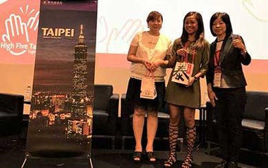 (From left) Two lucky agents at Singapore’s promotion event presented with gift sets containing chili sauce from Taipei Din Tai Feng and Taipei Double-Decker Sightseeing Bus tickets.
