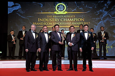 The BrandLaureate Industry Champion Icon Brand Icon 2017 was received by Datuk Karim Rahman Hamzah (third from left), Minister of Tourism, Arts, Culture, Youth and Sports Sarawak flanked by Tan Sri Dr. Muhammad Leo Michael Toyad Abdullah (second from left), Chairman of SCB.
