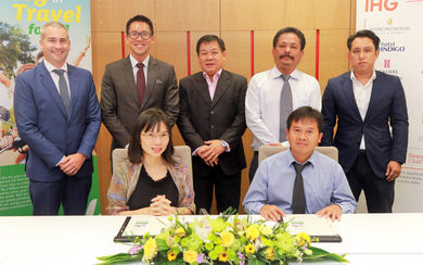 From left (front row): Serena Lim, IHG, VP development, SEAK and Pham Xuan Hung, legal representative, DSG, signing the agreement.