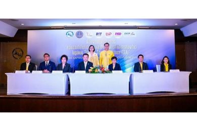 H.E Weerasak Kowsurat, Minister of Tourism and Sports, and Chutima Bunyapraphasara, deputy minister of commerce (both centre), at the Trade and Tourism Alliance MOU signing ceremony.