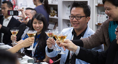 Indonesian delegates paired snacks with Chinese tea at a tea pairing session.