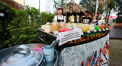 A local sales vendor at the dinner of Interface’ international sales conference in Angsana Laguna Phuket.