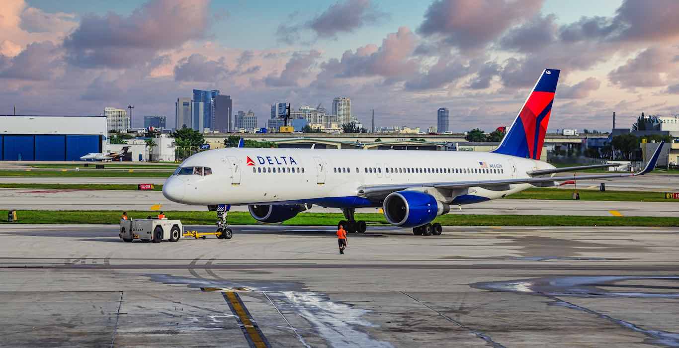 Delta Cancels About 100 Flights, Opens Some Middle Seats