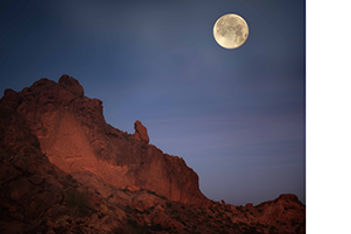moonrise-camelback-mountain