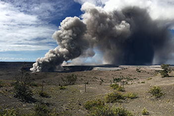Hawaii: Red Alert Issued for Aircraft Amid Volcanic Ash-Spewing Explosions
