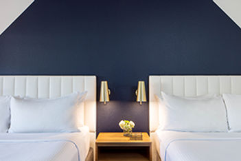 rivers-edge-hotel-portland-guest-room