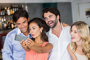 Hotel-guests-group-selfie