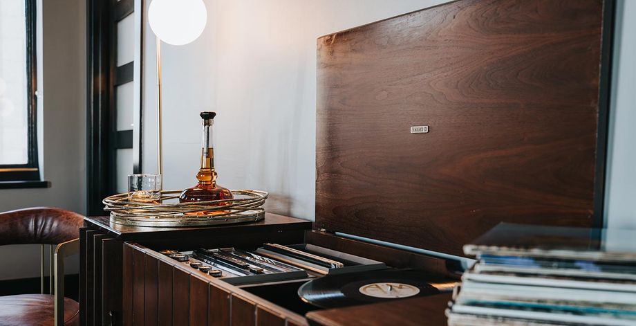 renaissance-saint-elm-dallas-downtown-hotel-suite