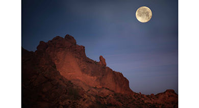 moonrise-camelback-mountain