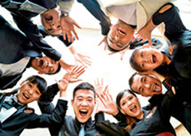 Associates show their company
spirit at China's Ritz-Carlton
Shanghai Pudong.