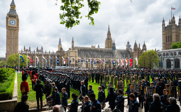 More than 1,300 members of the Armed Forces, uniformed services and youth organisations took part in the ceremonial procession