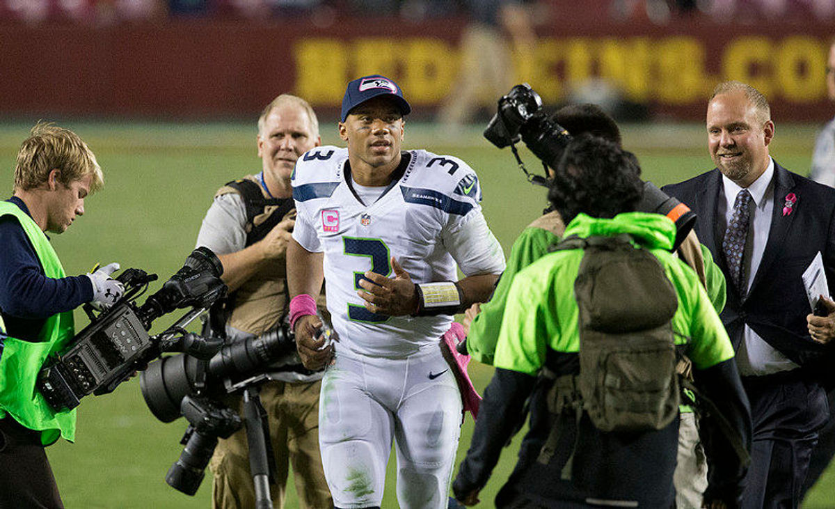 Airline Gives Priority Boarding to Seahawks Fans Wearing Russell