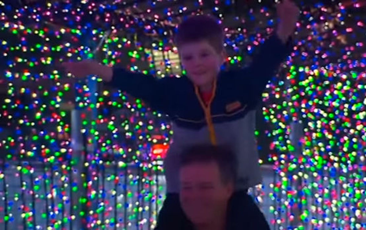 WorldRecord Canberra Christmas Lights Brighten Holidays TravelPulse