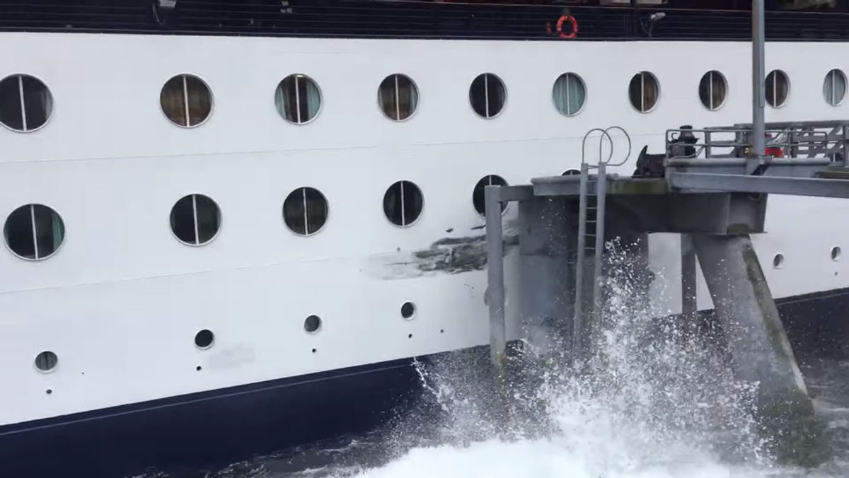 alaskan cruise ship hits dock