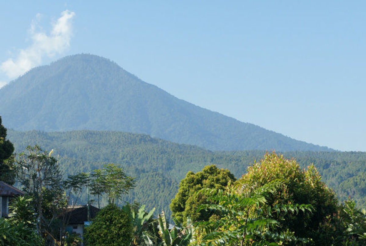 Volcano Traps Thousands at Indonesia's Top Tourist Spot | TravelPulse